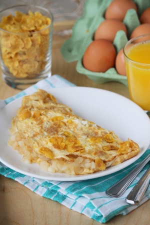 Omlet z płatkami kukurydzianymi i jabłkami