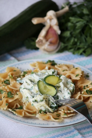 Farfalle z cukinią, ricottą i natką pietruszki