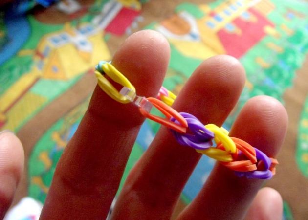 Weekend z Rainbow Loom - jak zrobić prostą bransoletkę