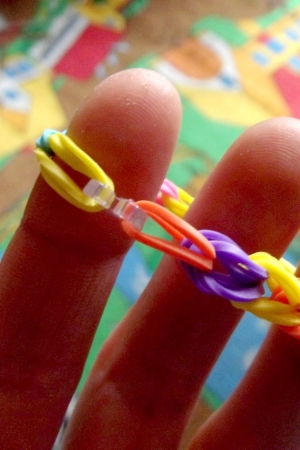 Weekend z Rainbow Loom - jak zrobić prostą bransoletkę