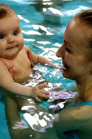 Kurs pływania dla niemowląt - nowa przygoda Niny! Zajęcia nr 7