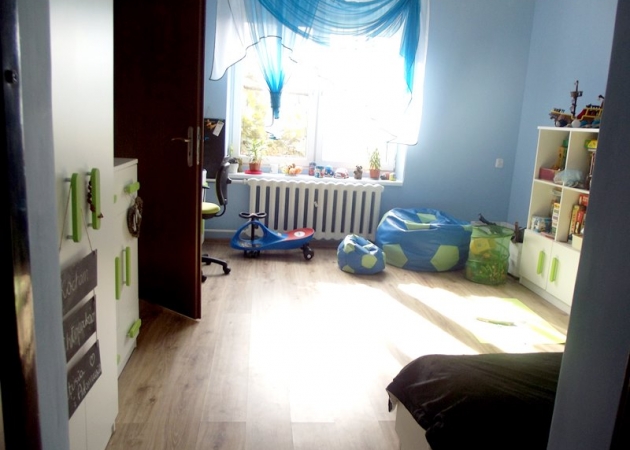 Urządzanie pokoju dziecka - białe meble i kolorowe dodatki