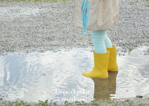 Dziewczynka w żółtych kaloszach