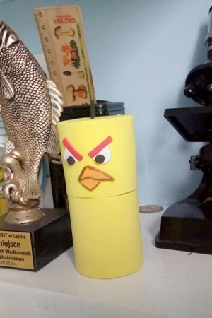 Żółty Angry Birds z rolki po papierze
