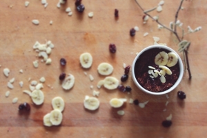 Zdrowe śniadanie: kasza jaglana z kakao i bananami
